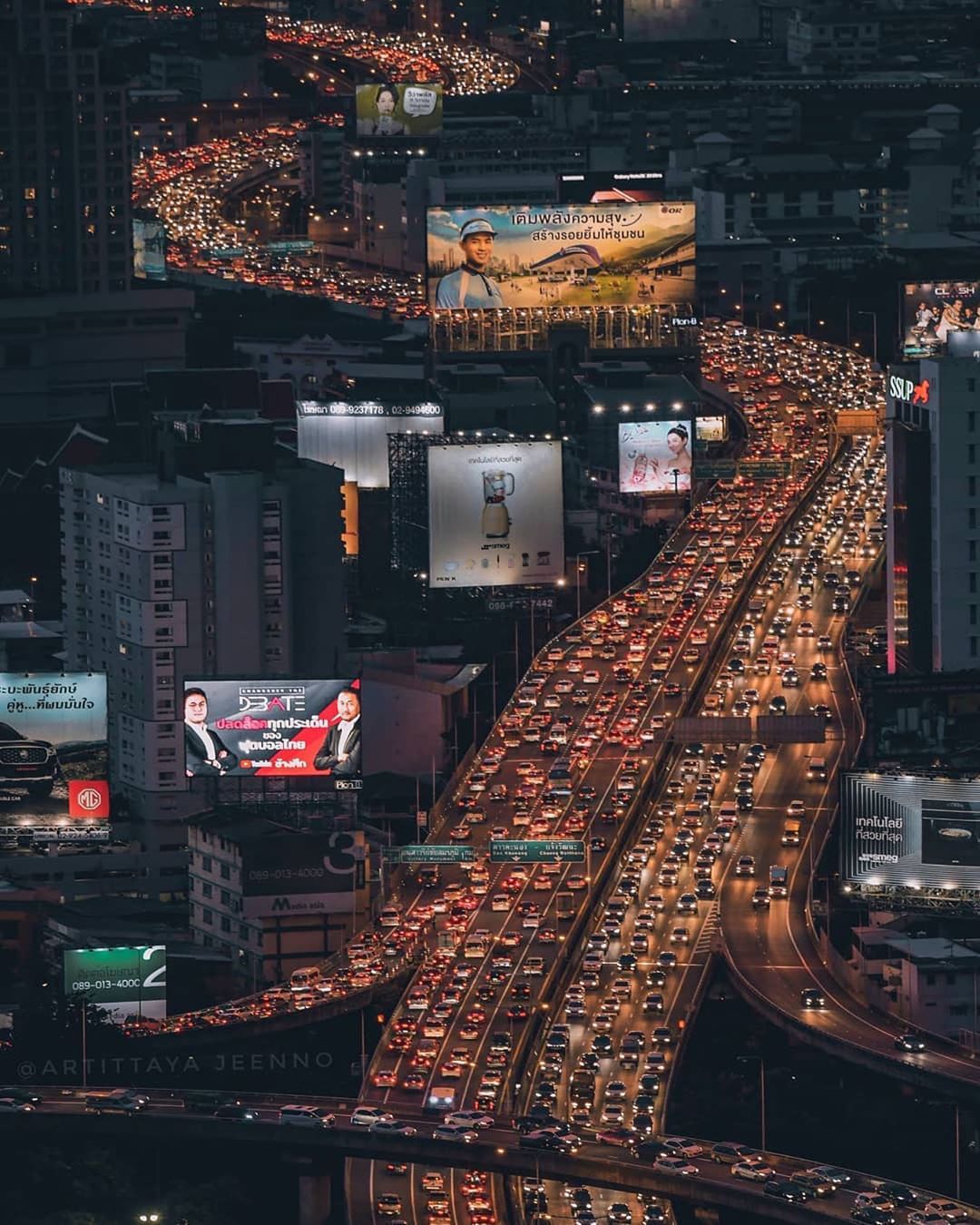 Bangkok về đêm rực rỡ ánh đèn, sôi động, hối hả như biệt danh thành phố không ngủ của mình